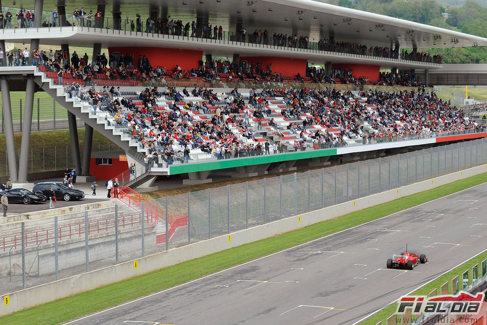 Fernando Alonso pasa ante los 'tifosi' por la recta principal de Mugello