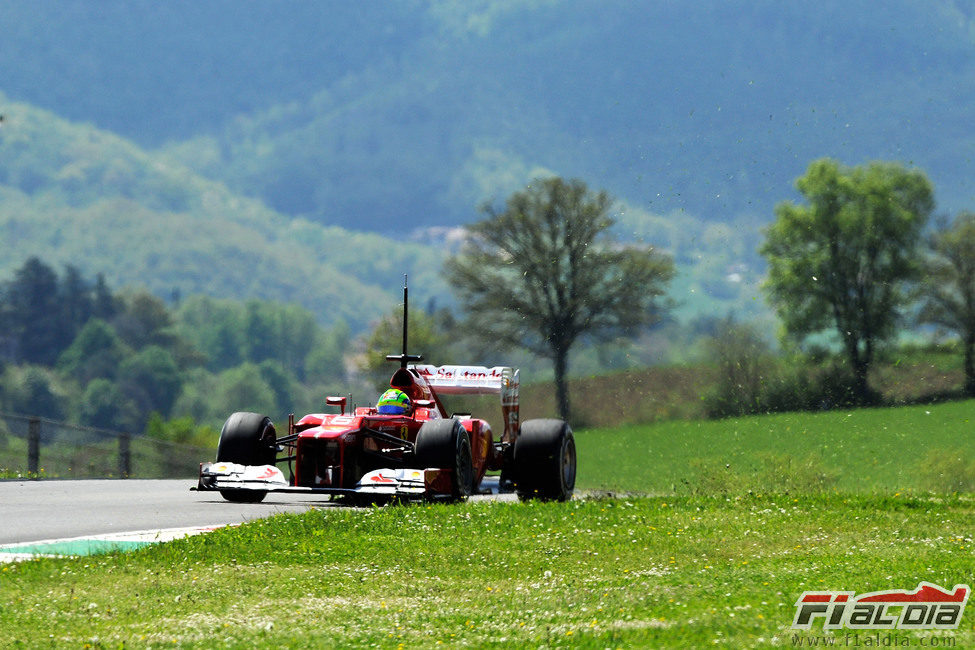 Felipe Massa junto al verde paisaje de Mugello