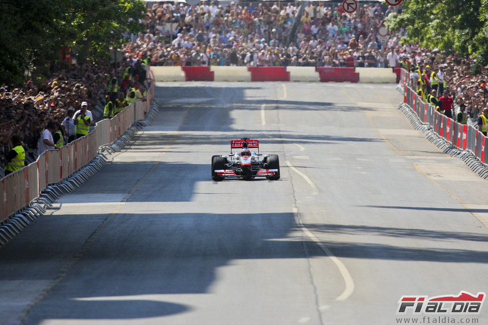 Jenson Button rueda por las calles de Budapest