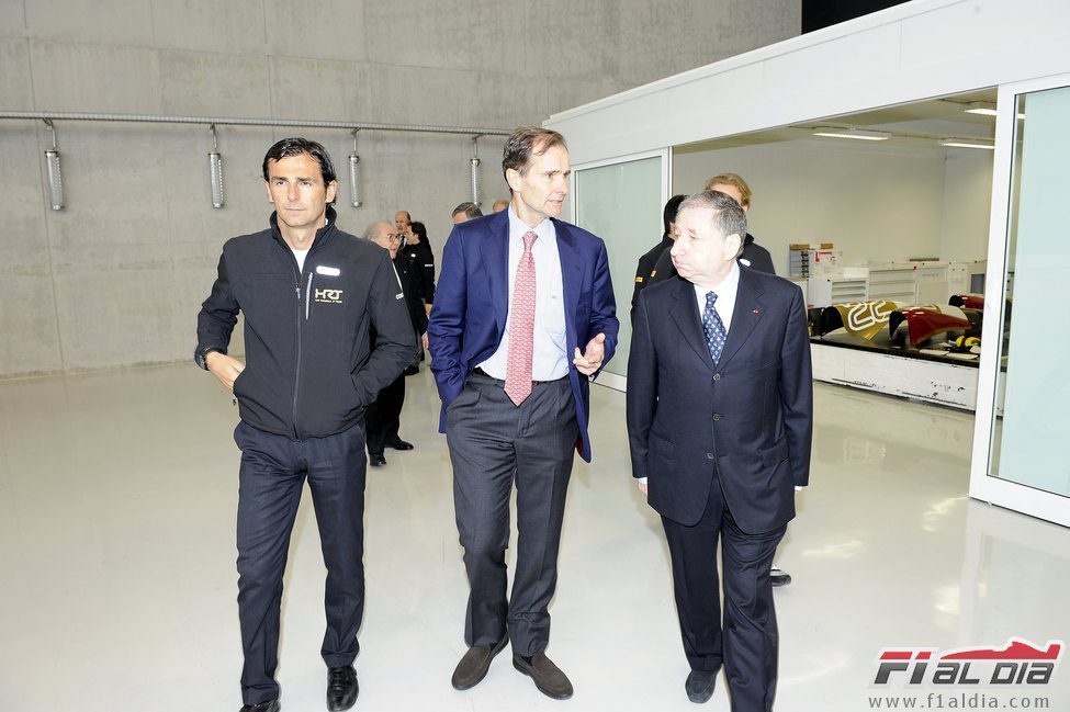 Pedro de la Rosa, Jean Todt y Luis Pérez-Sala