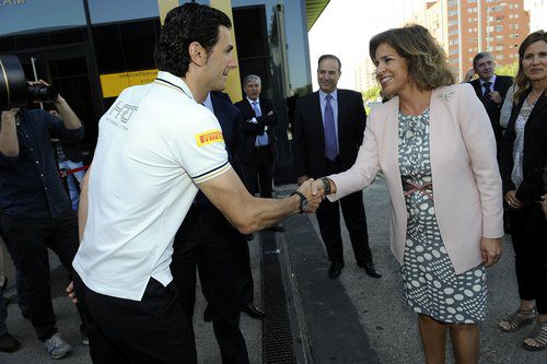 Ana Botella saluda a Pedro de la Rosa