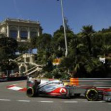 Lewis Hamilton toma una curva en Mónaco