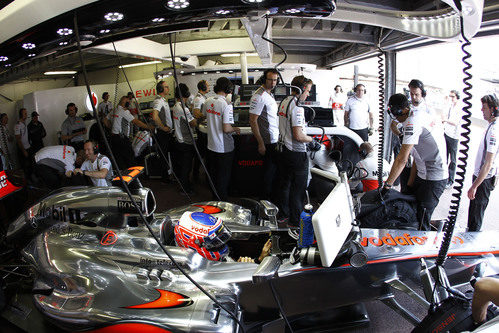 Jenson Button observa los tiempos desde el garaje de McLaren