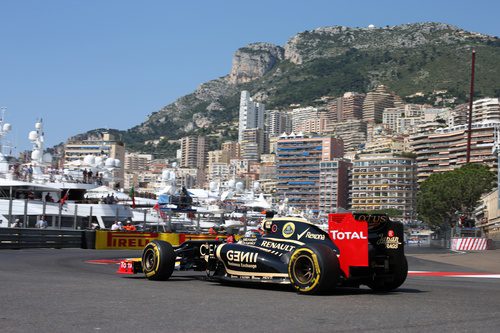 Kimi Räikkönen coge una curva en el circuito de Mónaco