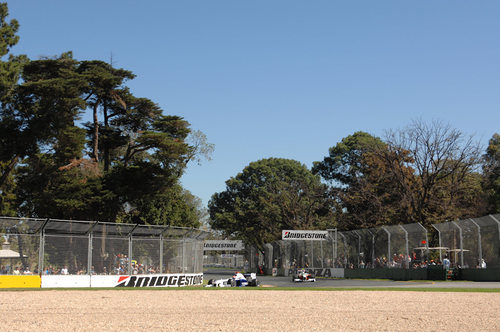 Kubica seguido por un Force India