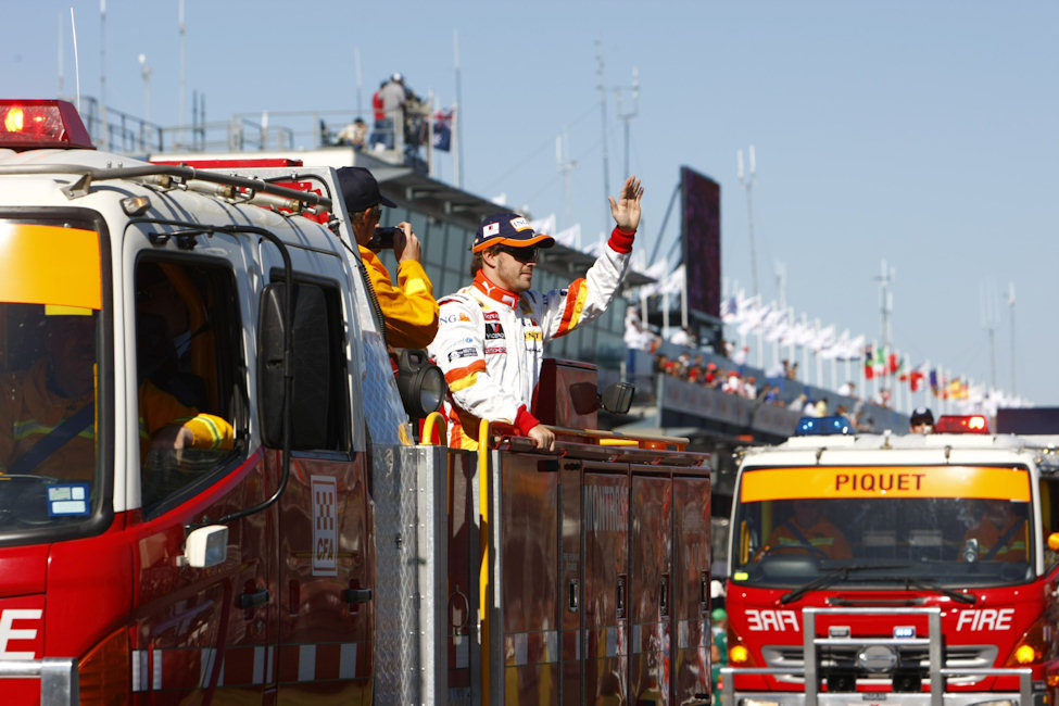 Alonso en un coche de bomberos