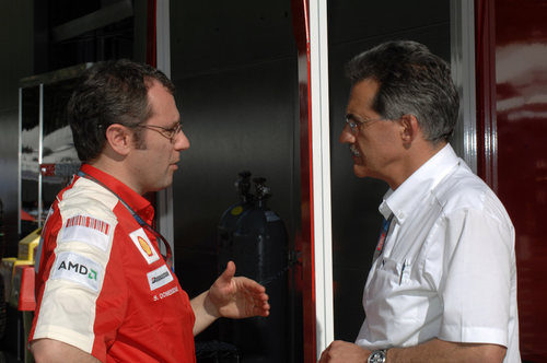 Domenicali y Theissen charlan antes de la carrera