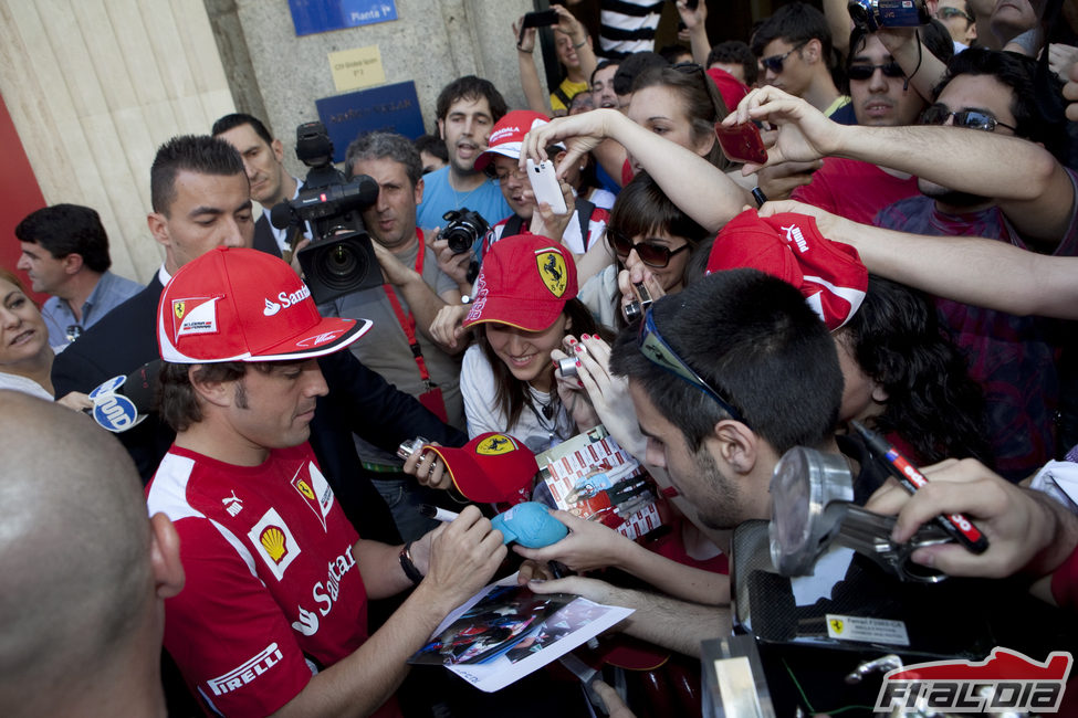 Fernando Alonso firma autógrafos a sus fans en Madrid