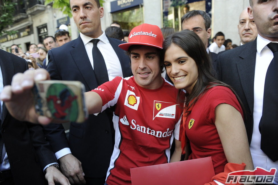 Fernando Alonso se fotografía con una de sus #amigasALO