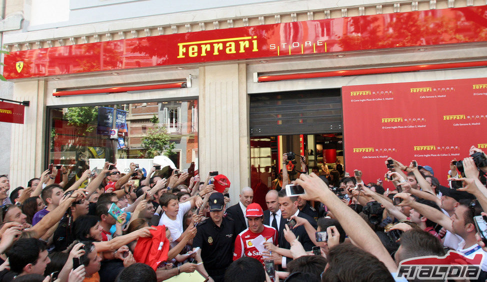 Mucho público en la apertura de la Ferrari Store de Madrid