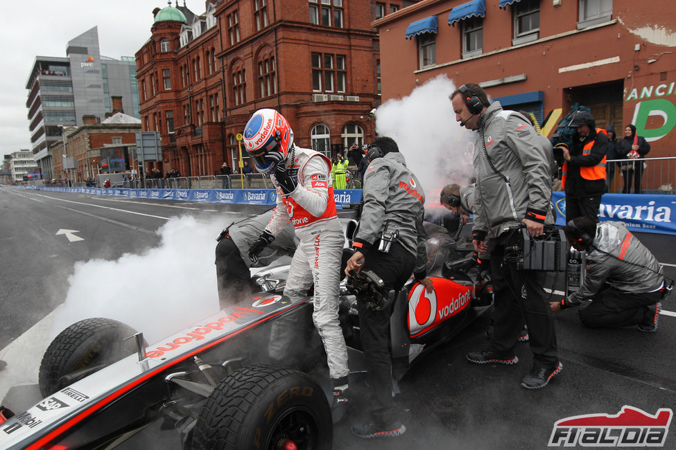 Jenson Button se baja del McLaren tras su exhibición en Dublín