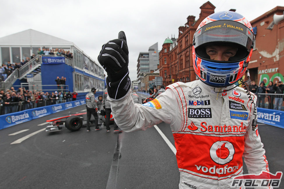 Jenson Button feliz en el 'Bavaria City Racing'