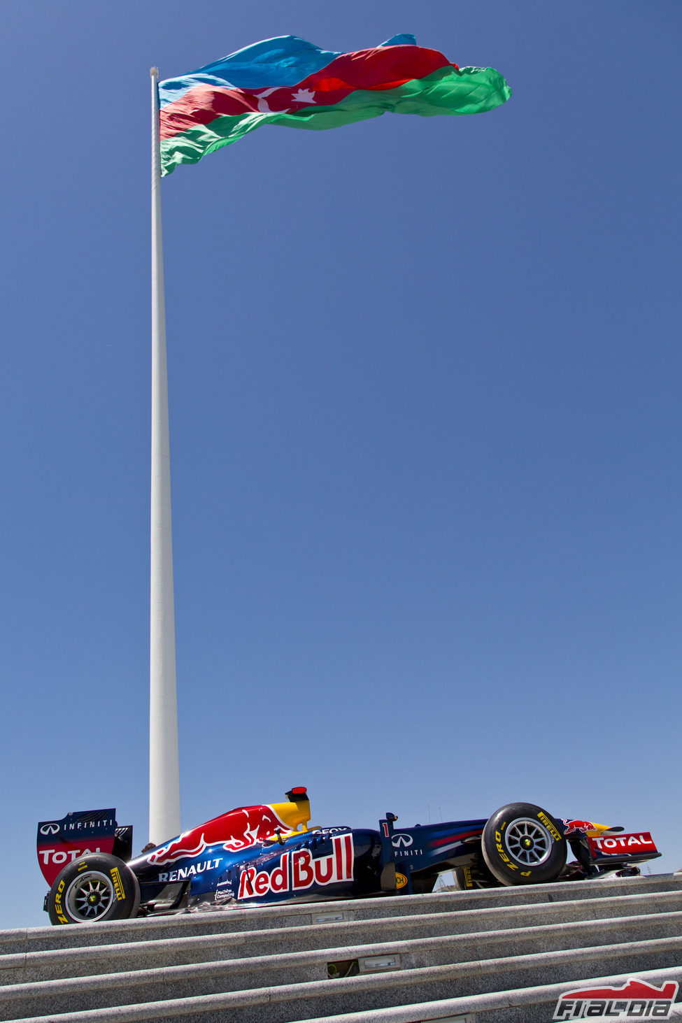 El RB7 junto a la bandera de Azerbaiyán