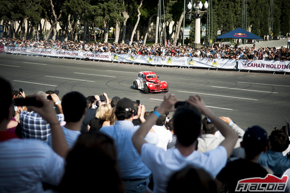 Los espectadores hacen fotos de la exhibición de Red Bull en Bakú