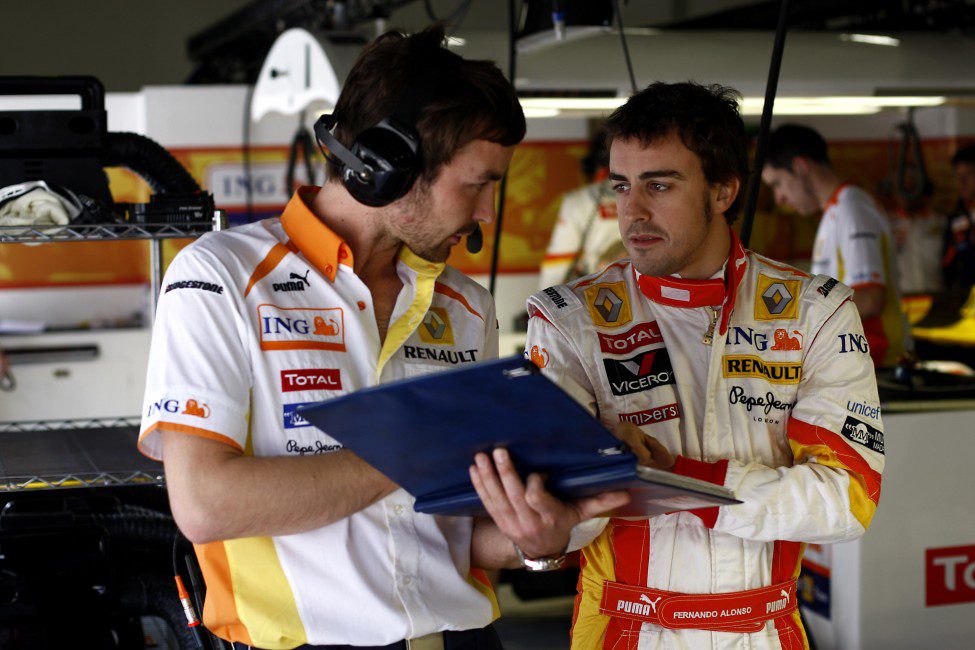 Alonso en el box de Renault