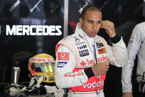 Hamilton se pone sus auriculares