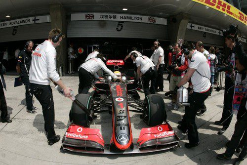 El MP4-24 vuelve al box