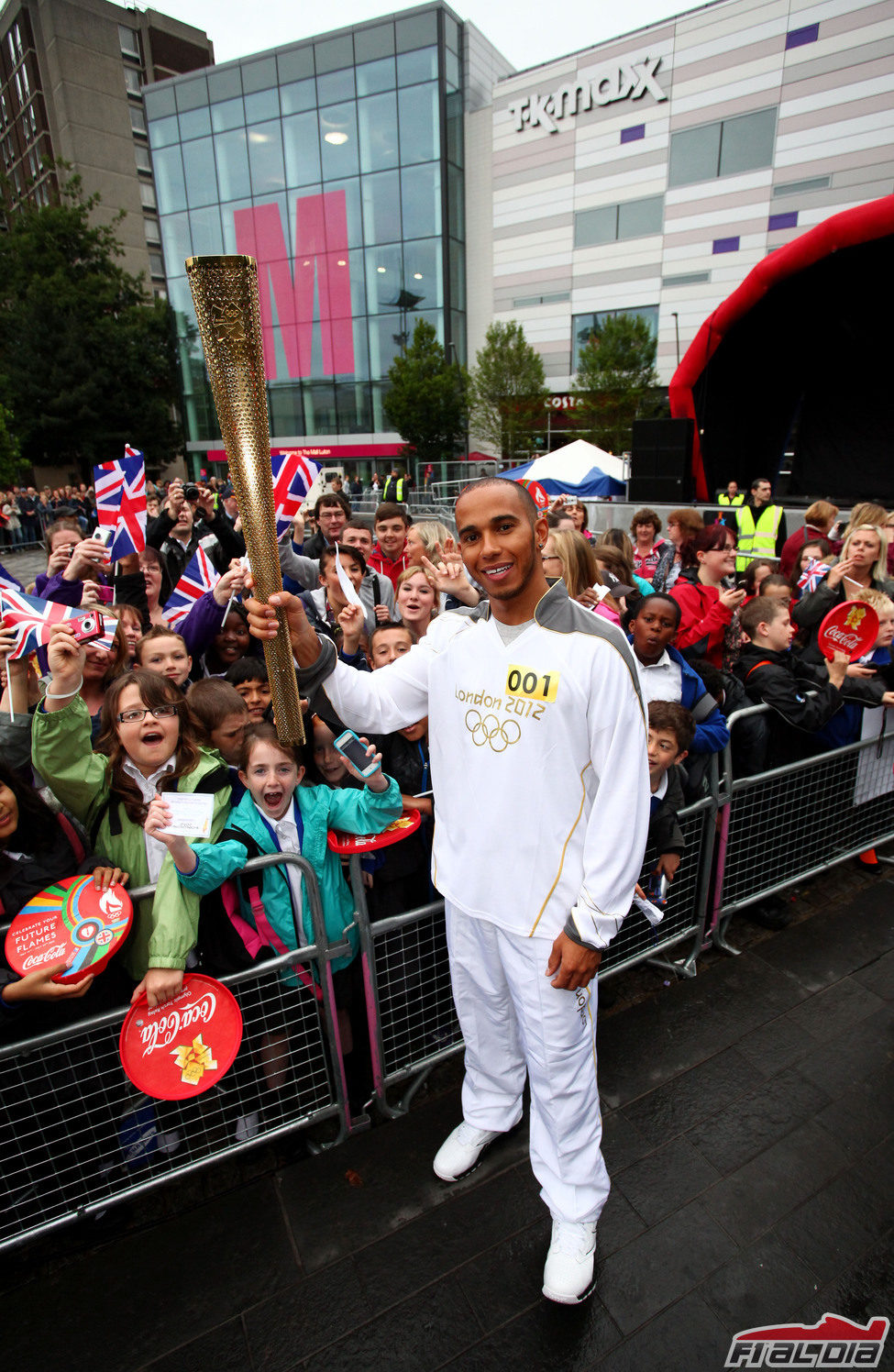 Lewis Hamilton en Luton, con la antorcha olímpica