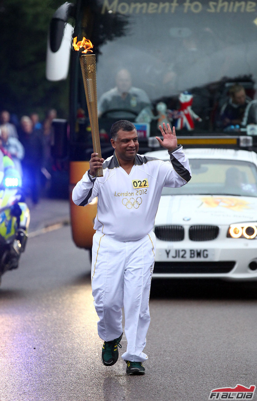 Tony Fernandes también llevó la antorcha olímpica