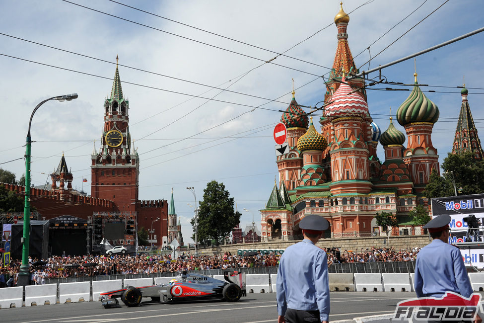 Lewis Hamilton rueda en el Kremlin