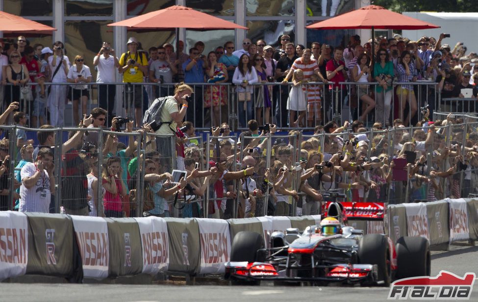 Los aficionados rusos aclaman a Lewis Hamilton