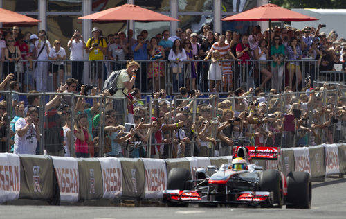 Los aficionados rusos aclaman a Lewis Hamilton