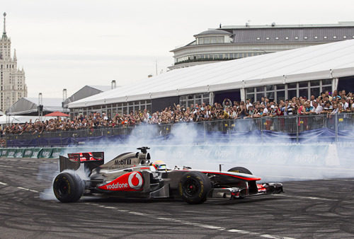 Lewis Hamilton deleita a los fans