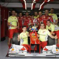 Los mecánicos de Fernando Alonso celebran la victoria en Alemania