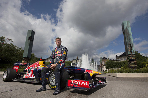 David Coulthard posa con el RB6 en embajador de Copenhague