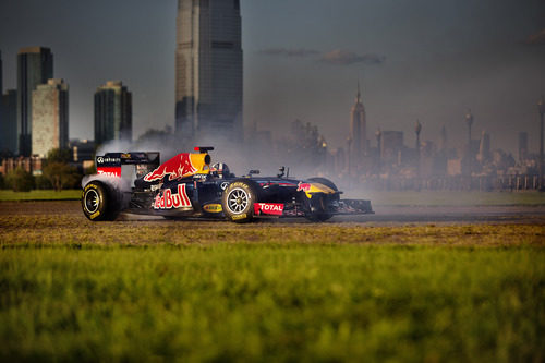 David Coulthard hace 'donuts' con el RB7