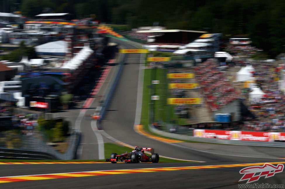 Jenson Button subiendo desde Eau Rouge en Spa