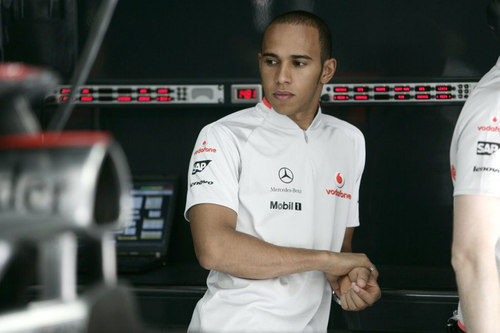 Hamilton espera en su box