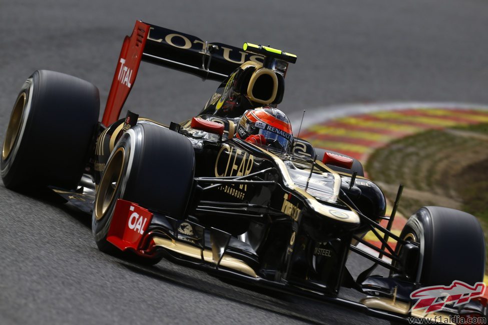 Romain Grosjean y su Lotus E20 sobre el asfalto belga de Spa-Francorchamps