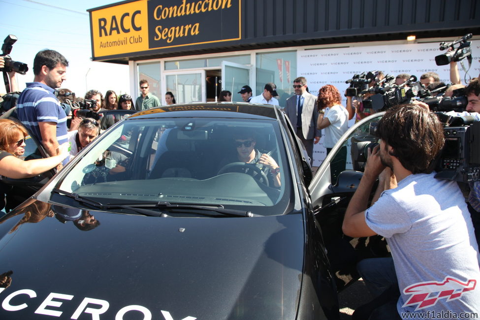 Fernando Alonso se monta en el coche para dar algunas clases