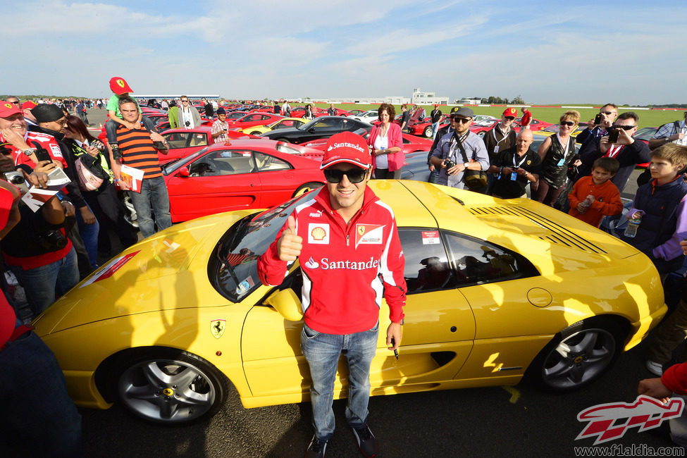 Felipe Massa junto a los Ferrari en Silverstone