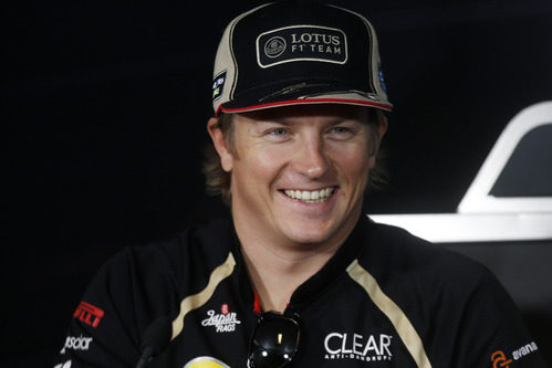 Kimi Räikkönen se rie en Singapur