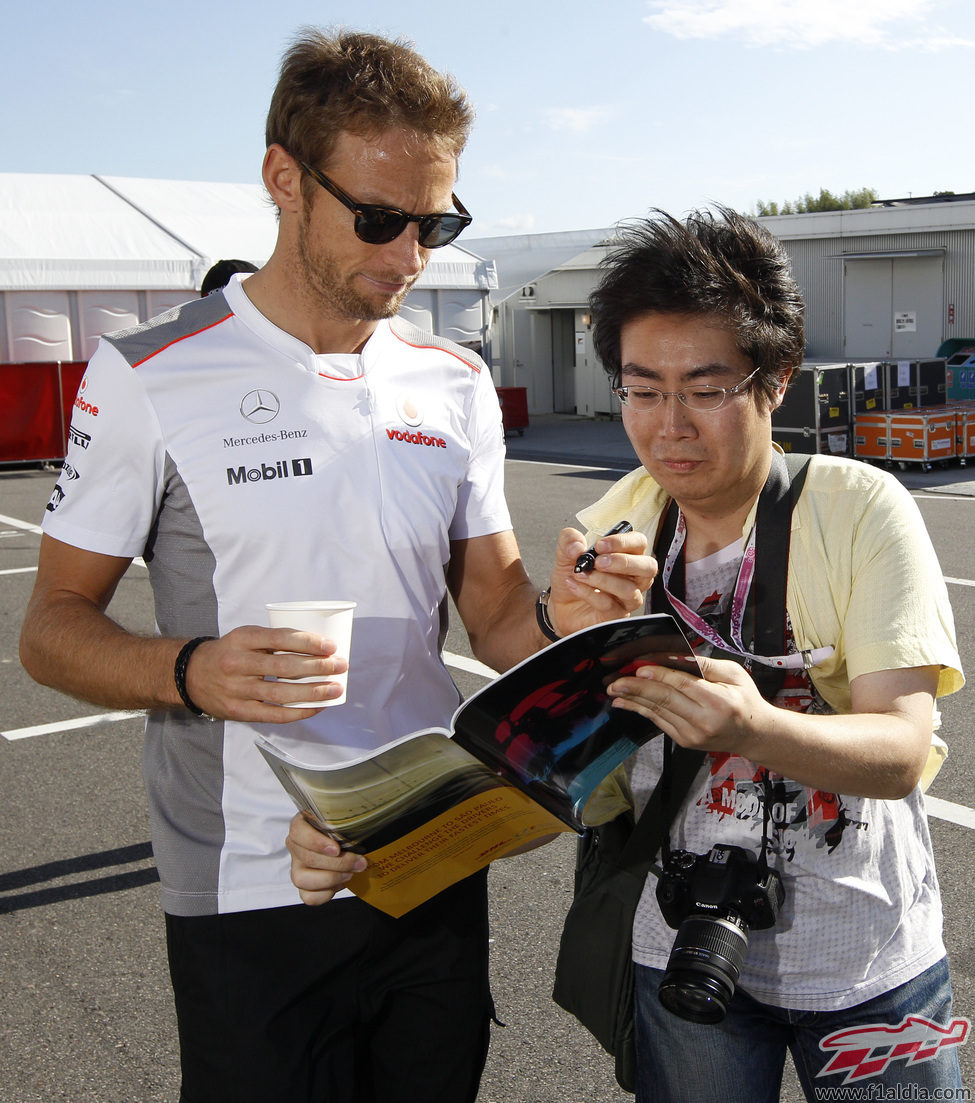 Jenson Button firma autógrafos en Suzuka 2012