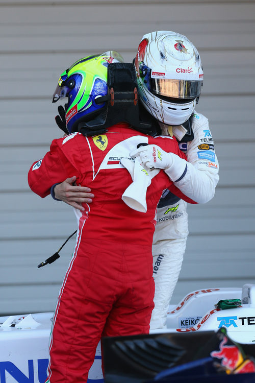 Massa y Kobayashi se abrazan en el GP de Japón 2012