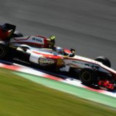 Narain Karthikeyan rueda en el Gran Premio de Japón