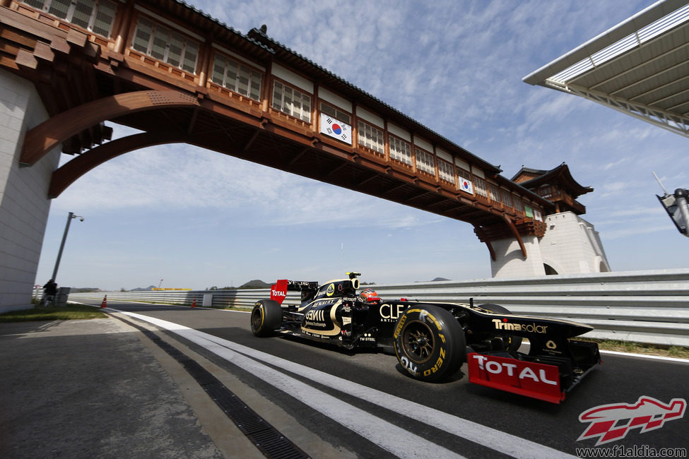 Romain Grosjean pasa bajo el puente de la recta de meta de Yeongam