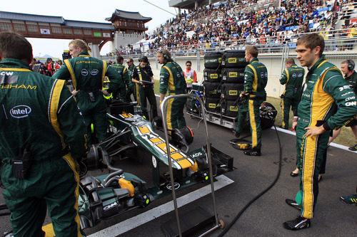 Vitaly Petrov y su monoplaza en la parrilla de Corea 2012