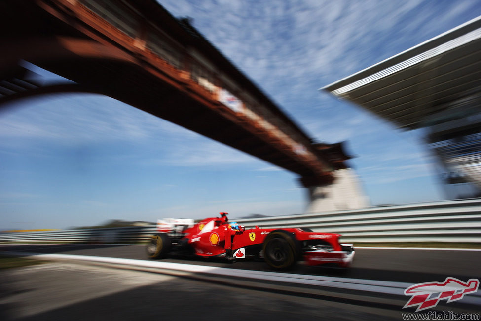 Fernando Alonso entra a boxes en Corea 2012