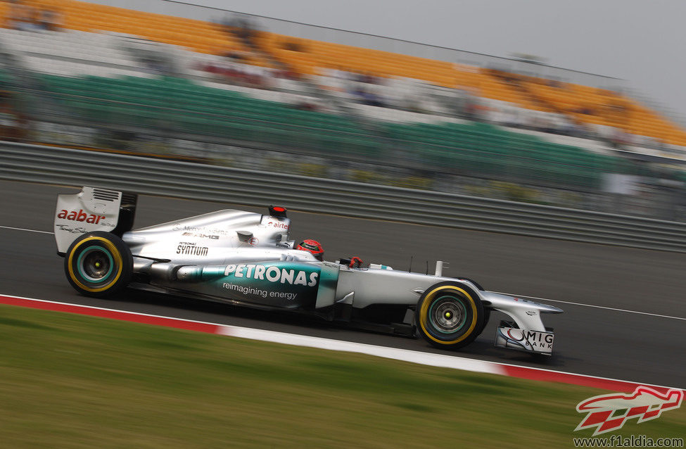 Michael Schumacher a bordo de su Mercedes W03 en India