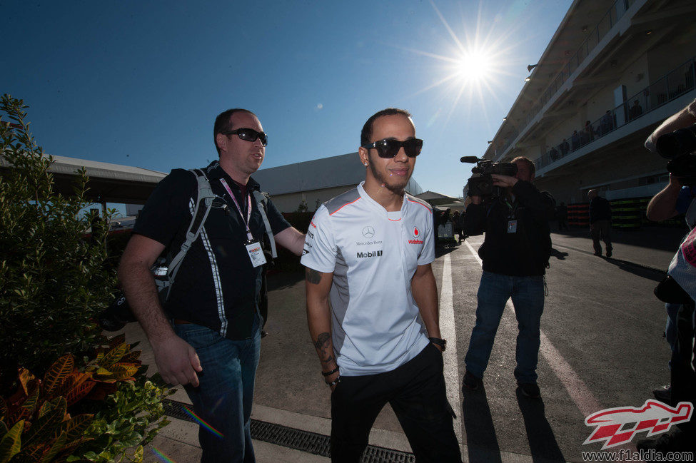 Lewis Hamilton llega al circuito el día de la carrera