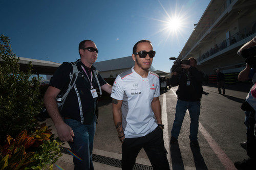 Lewis Hamilton llega al circuito el día de la carrera