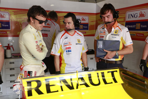 Alonso charla con su equipo