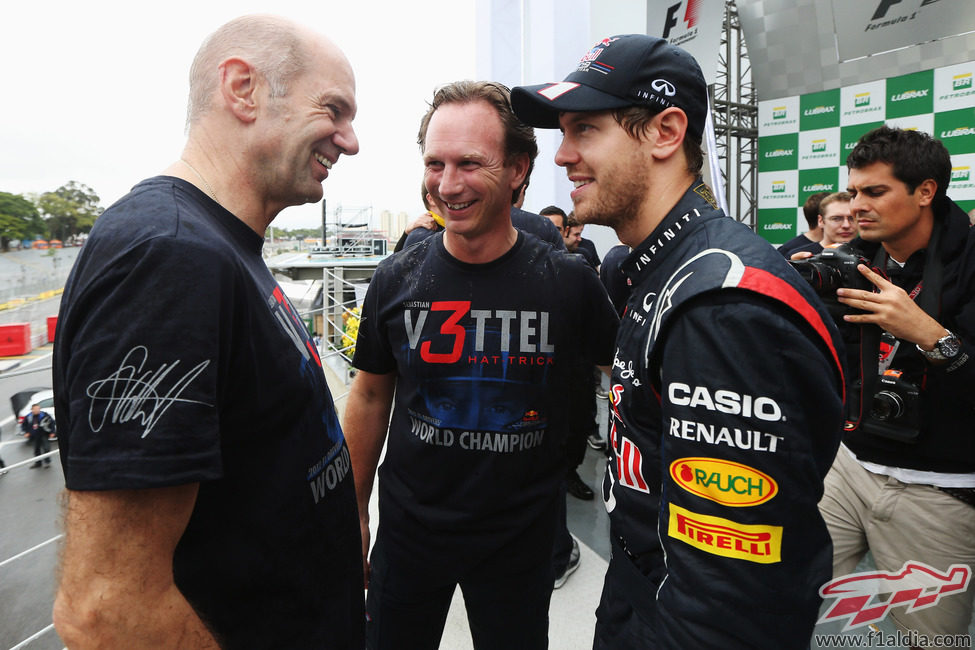 Newey, Horner y Vettel hablan en el podio de Brasil 2012