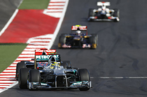 Nico Rosberg rueda por delante de Button en Austin