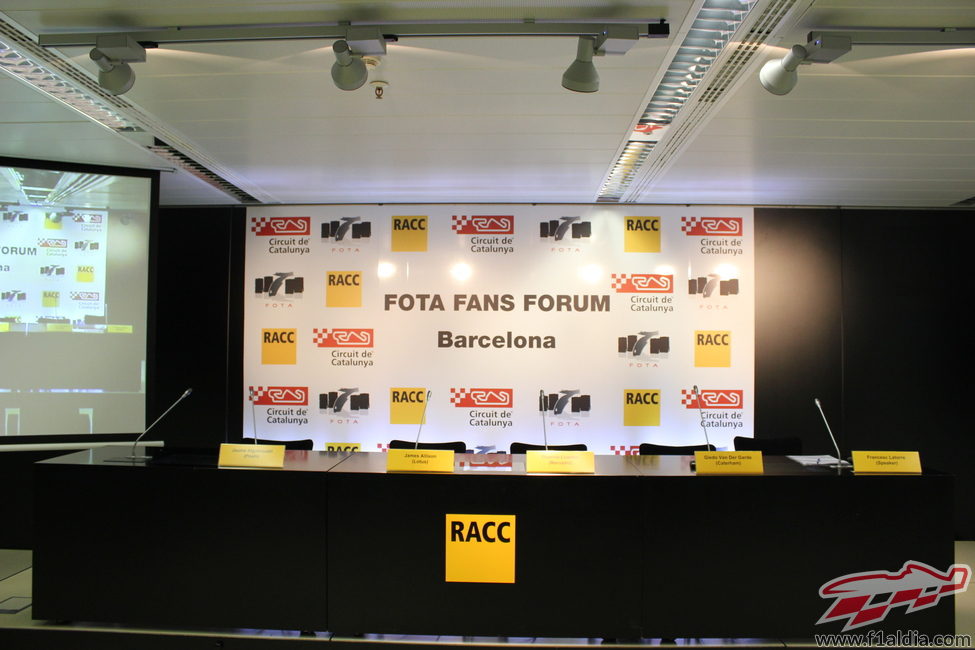 Mesa de los comparecientes en el FOTA Fans' Forum