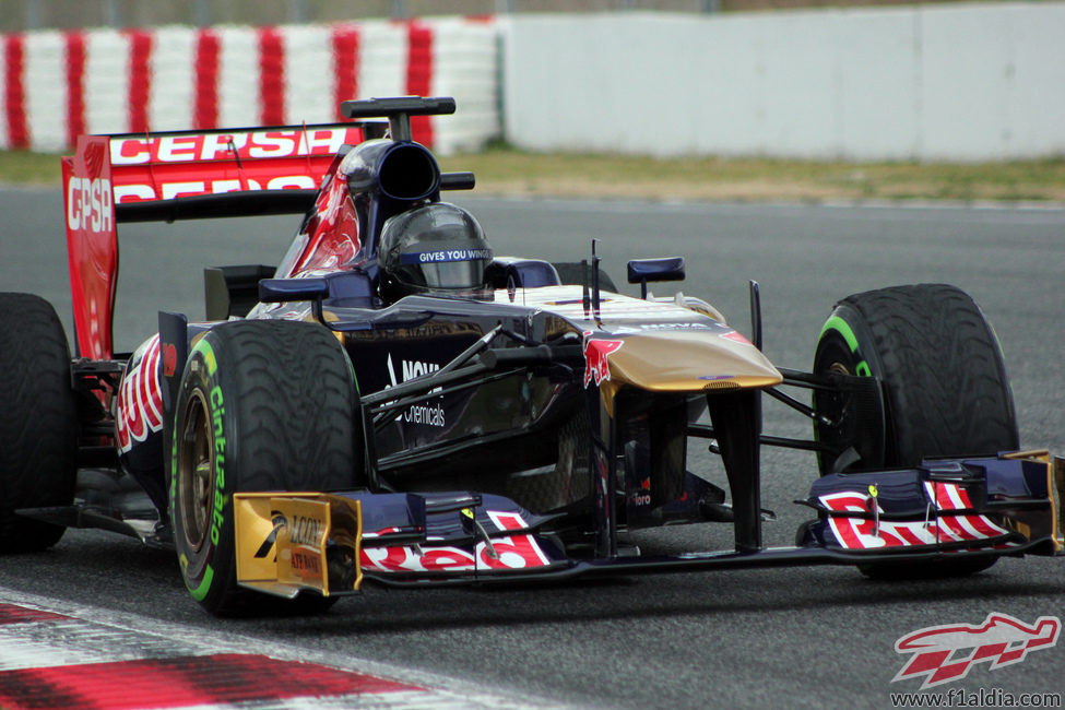 Daniel Ricciardo realiza pruebas con el casco